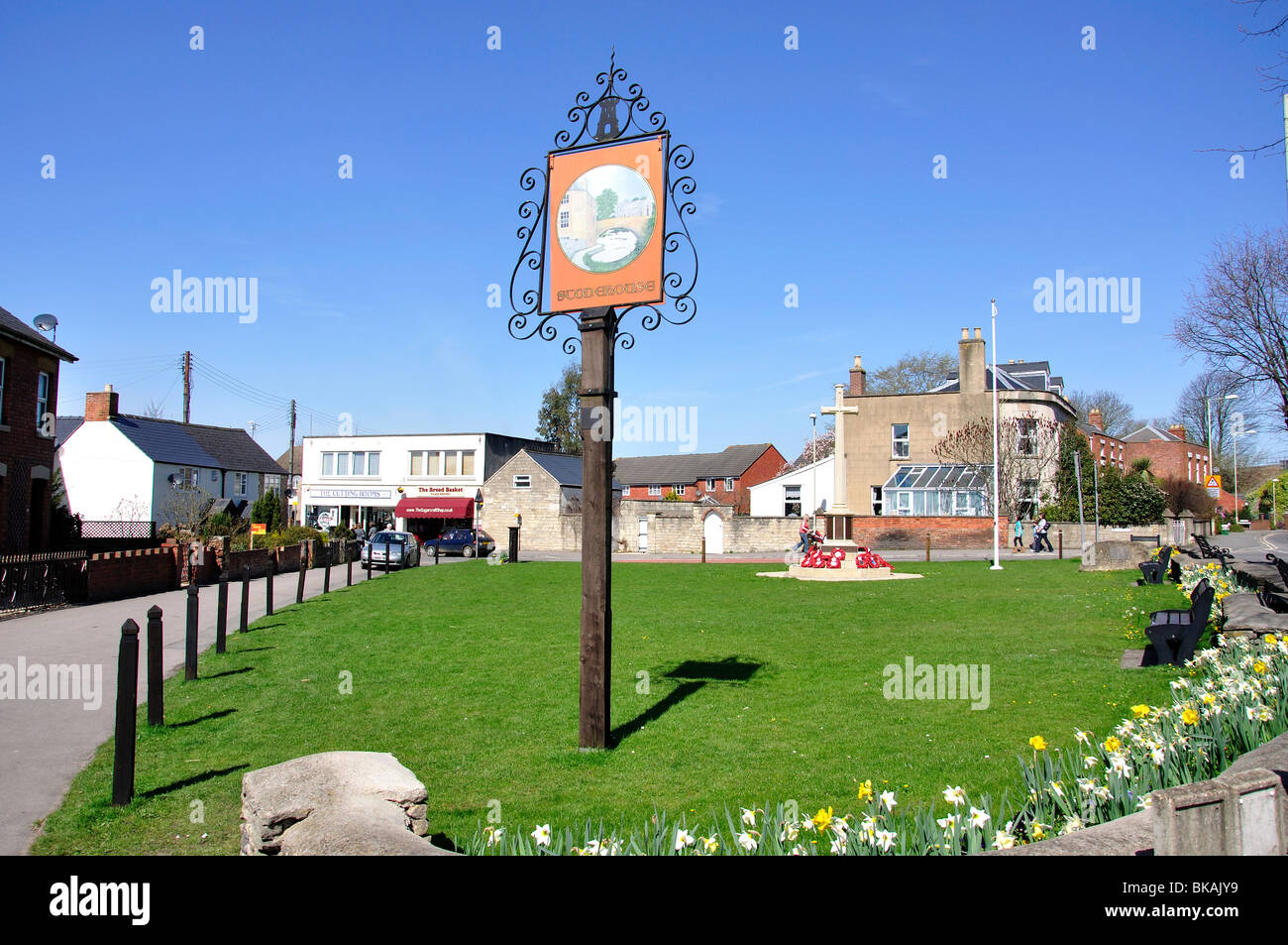Città segno sul verde, High Street, Stonehouse, Gloucestershire, England, Regno Unito Foto Stock