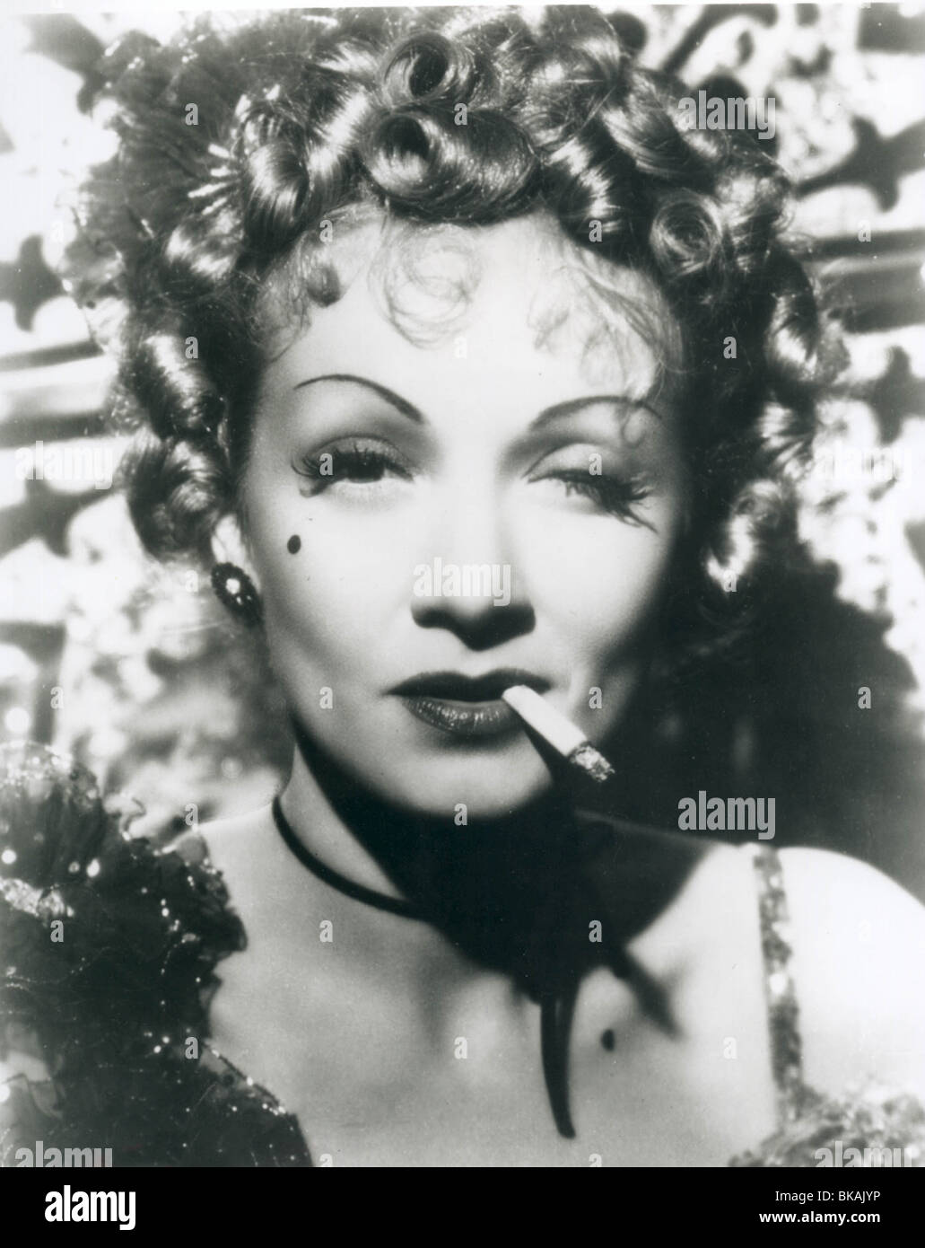 DESTRY RIDES nuovamente (1939) Marlene Dietrich trascinare 002P Foto Stock