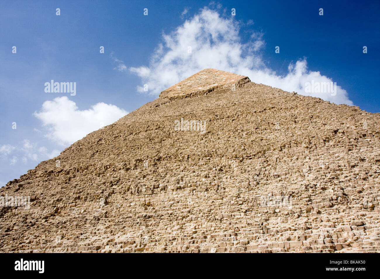 Guardando verso l'alto la Grande Piramide di Giza in Egitto Foto Stock