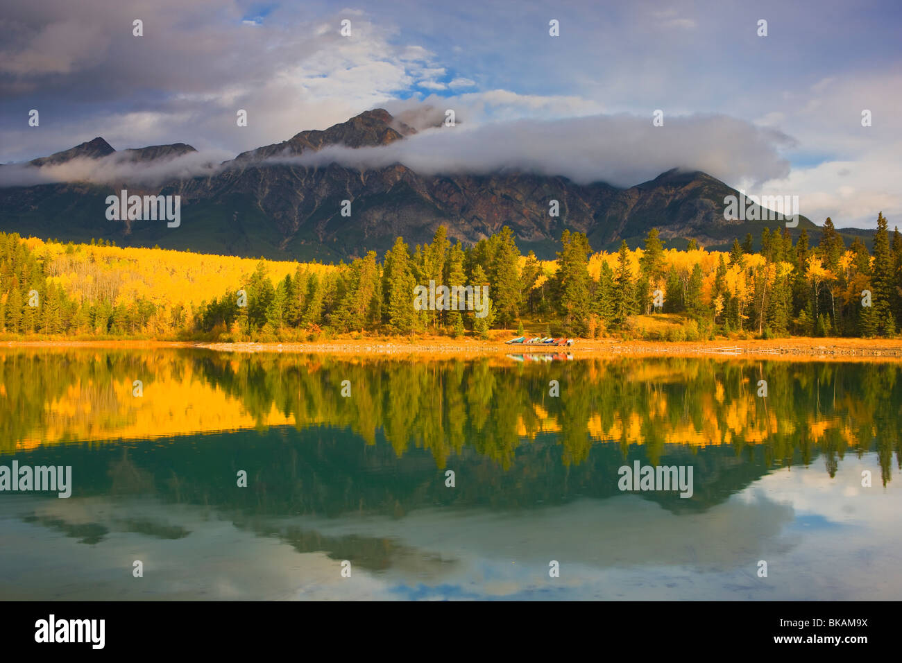 Montagna piramidale riflessa in Patricia Lake, il Parco Nazionale di Jasper, Alberta, Canada Foto Stock