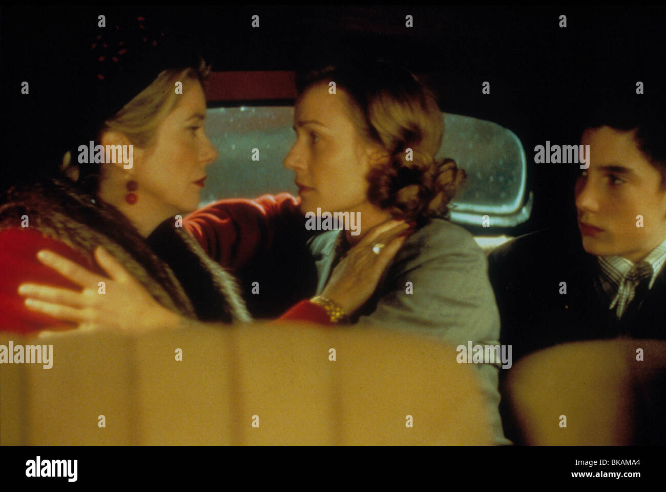 Est-ovest (1999) EST-OUEST (ALT) Catherine Deneuve, SANDRINE BONNAIRE EAWE 003 Foto Stock