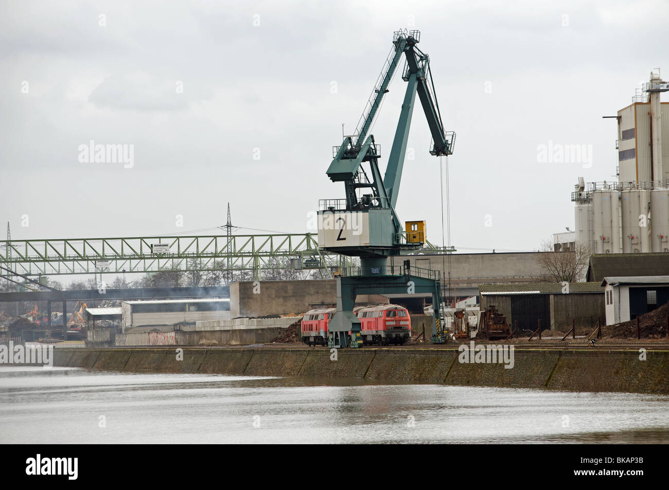 La porta accanto al fiume Reno a Colonia, Germania. Foto Stock