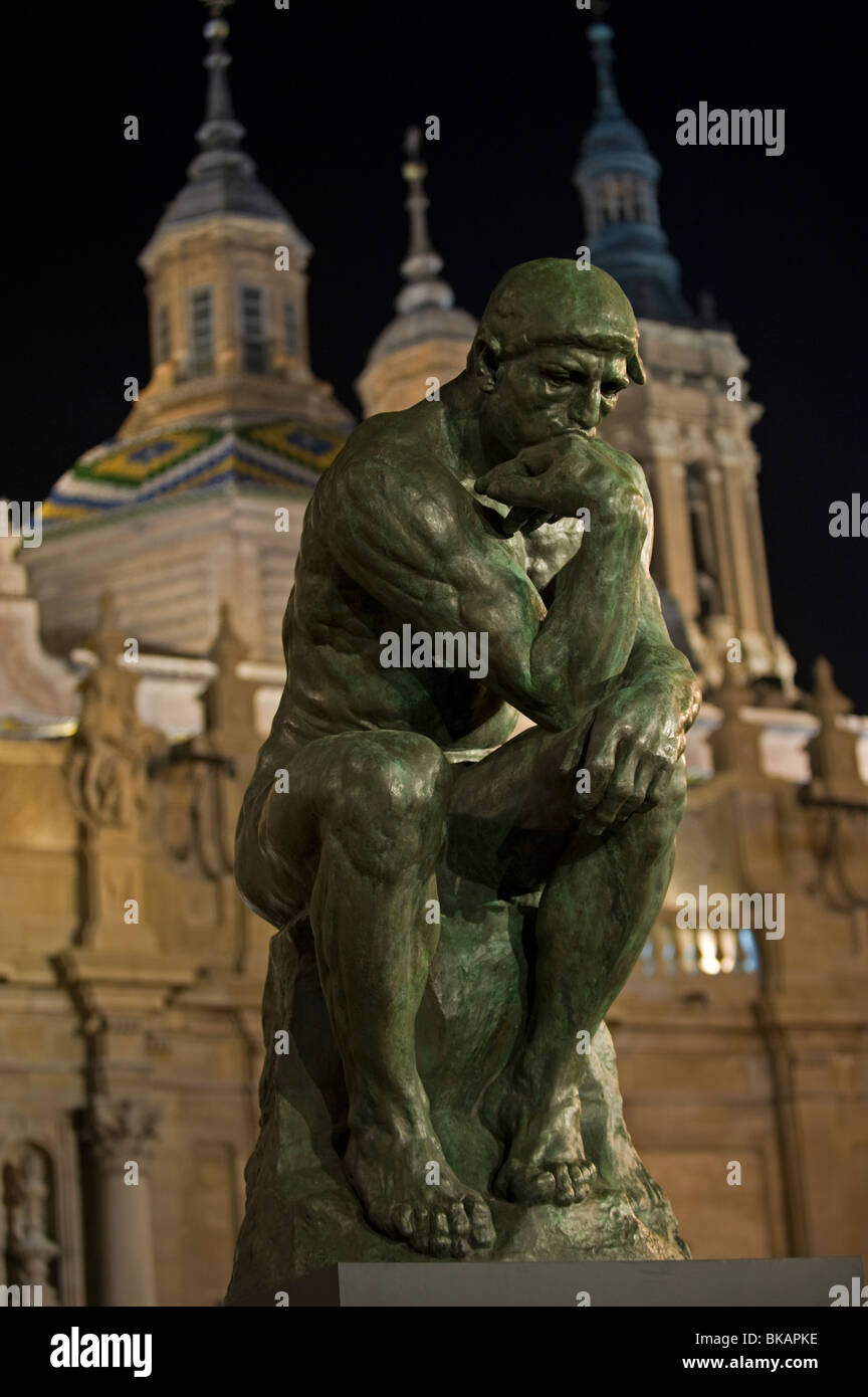 Il pensatore Le Penseur di Auguste Rodin e Basilica de Nuestra Señora del Pilar di Saragozza in Spagna. Foto Stock