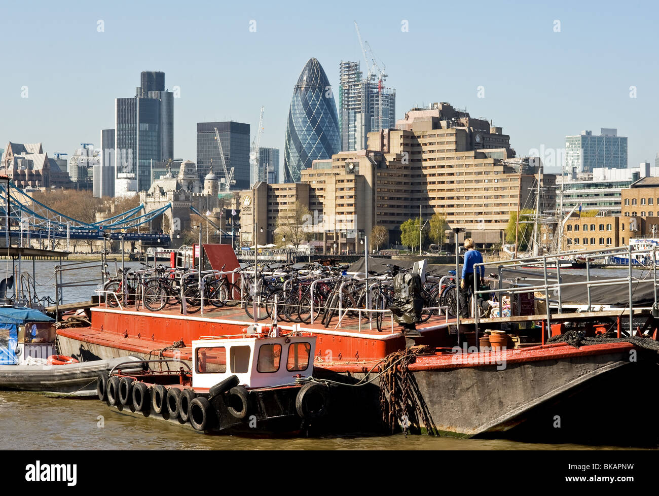 Case galleggianti sul fiume Tamigi con il Gherkin edificio in background. Foto di Gordon Scammell Foto Stock
