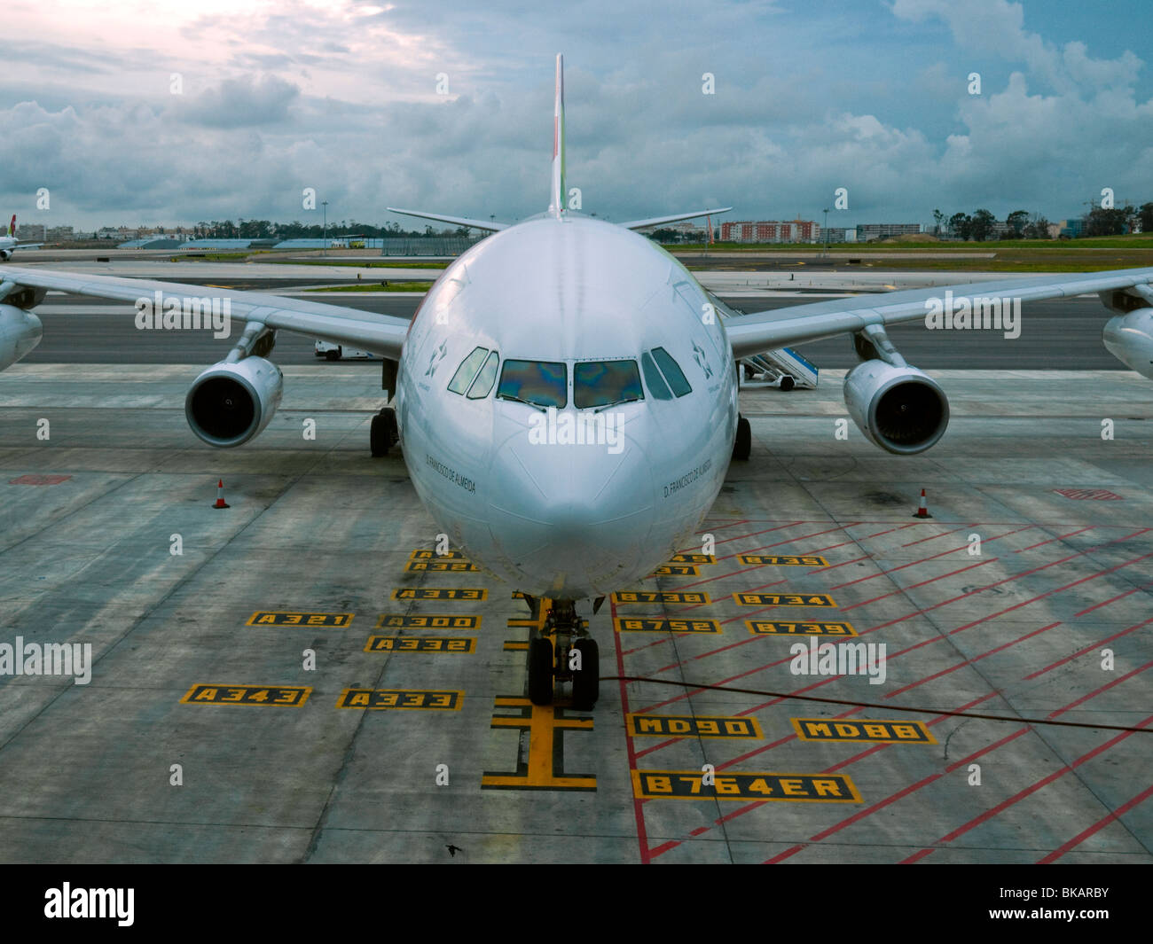 Toccare compagnie aeree portoghesi Airbus A340 300, CS-TOD, 'D. Francisco de Almeida a Lisbona aeroporto Portela Foto Stock