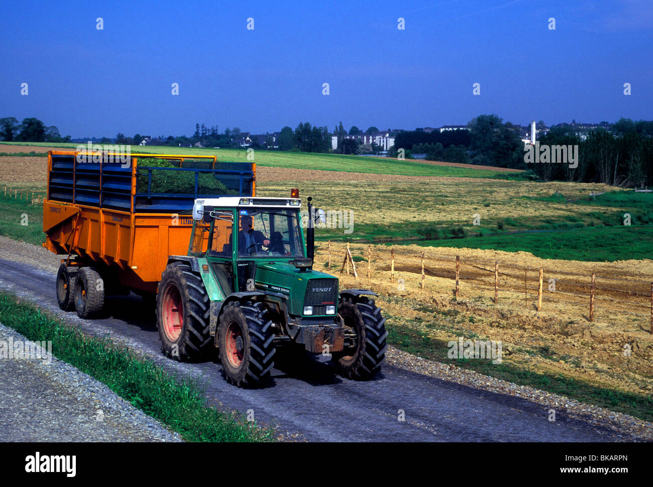 Il popolo francese di equitazione agricoltore sul trattore nel villaggio di Fougeres Brittany Europa Foto Stock