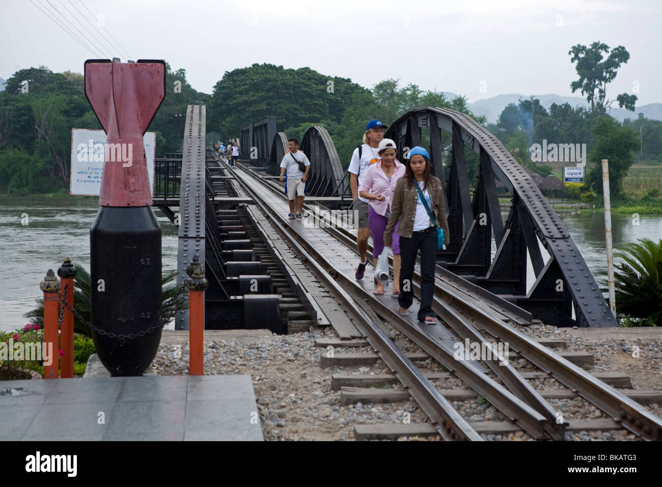 Locomotori usati su ferrovia della morte in Thailandia con il ponte sul fiume Kwai. Foto Stock