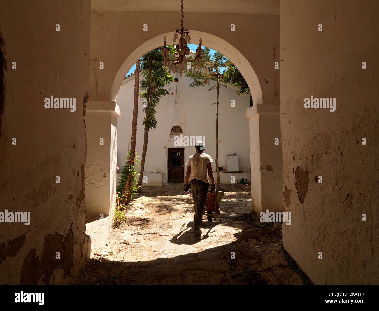Samos Grecia AGIA Zoni monastero UE finanziato lavori di restauro Workman carriola spinta Foto Stock
