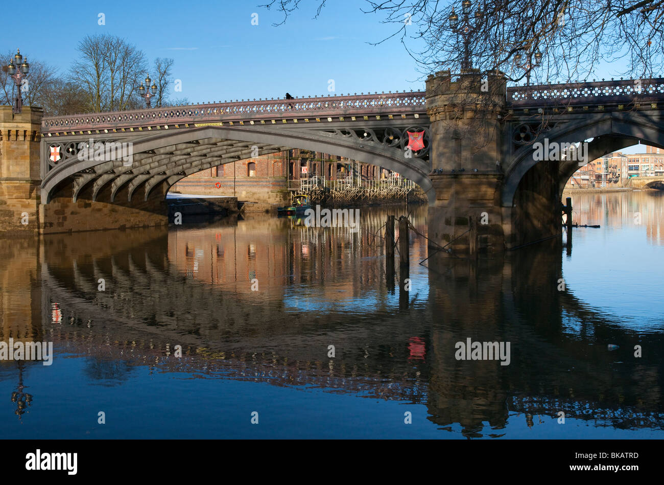 Skeldergate ponte di York e magazzino di incollaggio si riflette nel fiume Ouse. Costruito nel 1881 originariamente come un casello Foto Stock