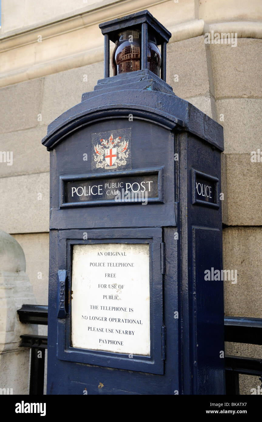 Vecchio Blu polizia chiamata Pubblica post originale o telefono polizia città di Londra Inghilterra Gran Bretagna REGNO UNITO Foto Stock