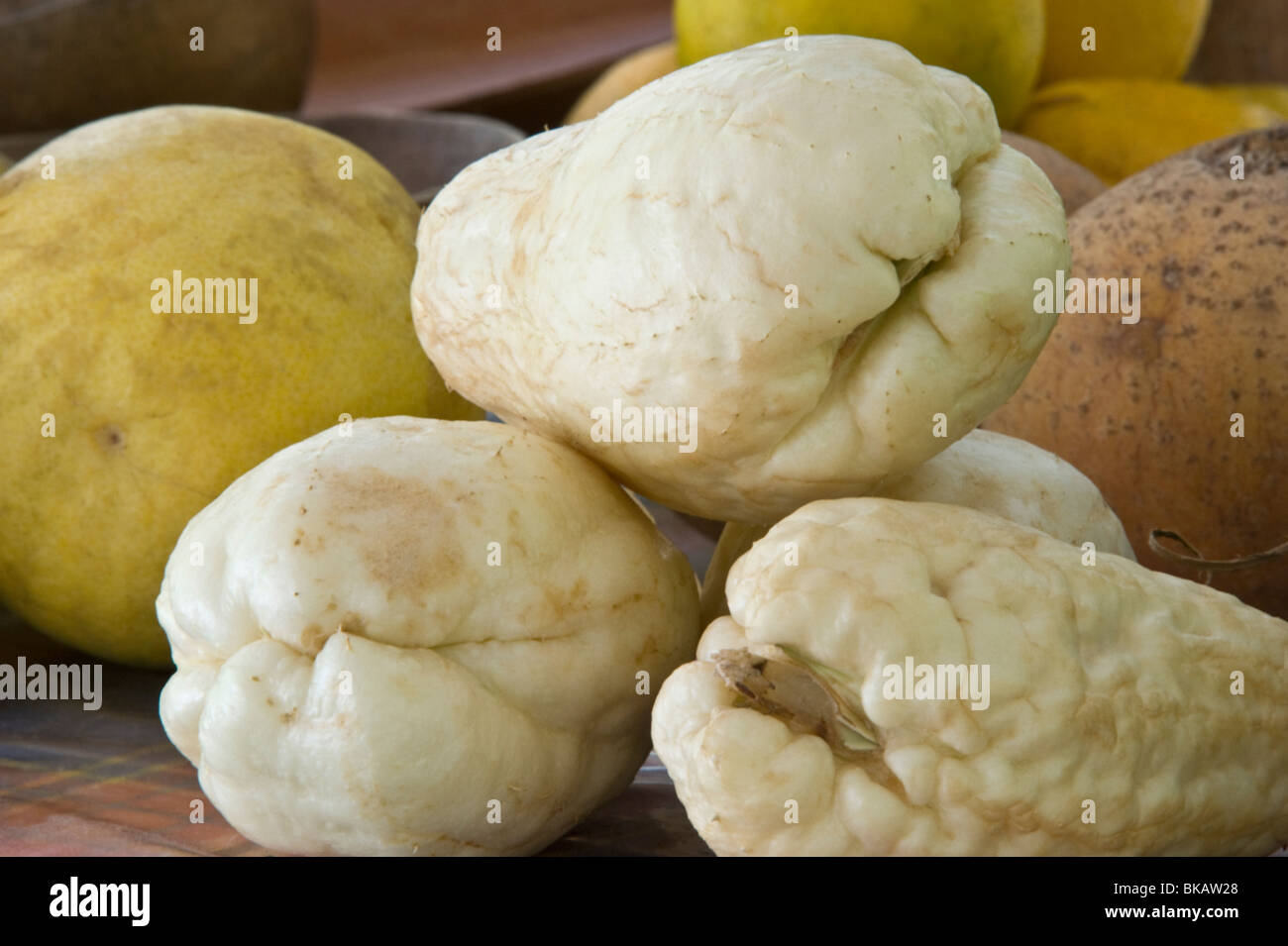 Raccolta di frutti tropicali il mercato di Santa Lucia Windward Islands West Indies Caraibi America Centrale Foto Stock