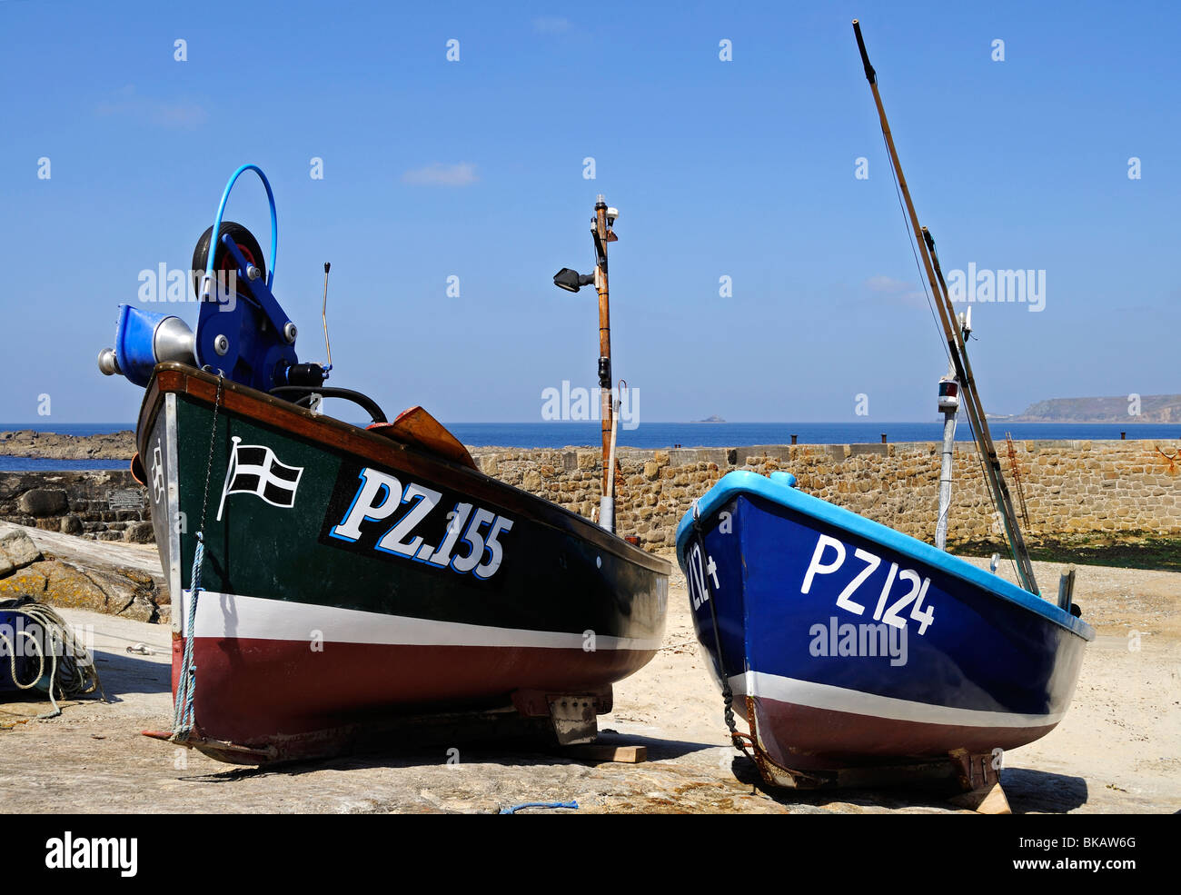 Barche da pesca in uno scalo a Sennen Cove Harbour, Cornwall, Regno Unito Foto Stock
