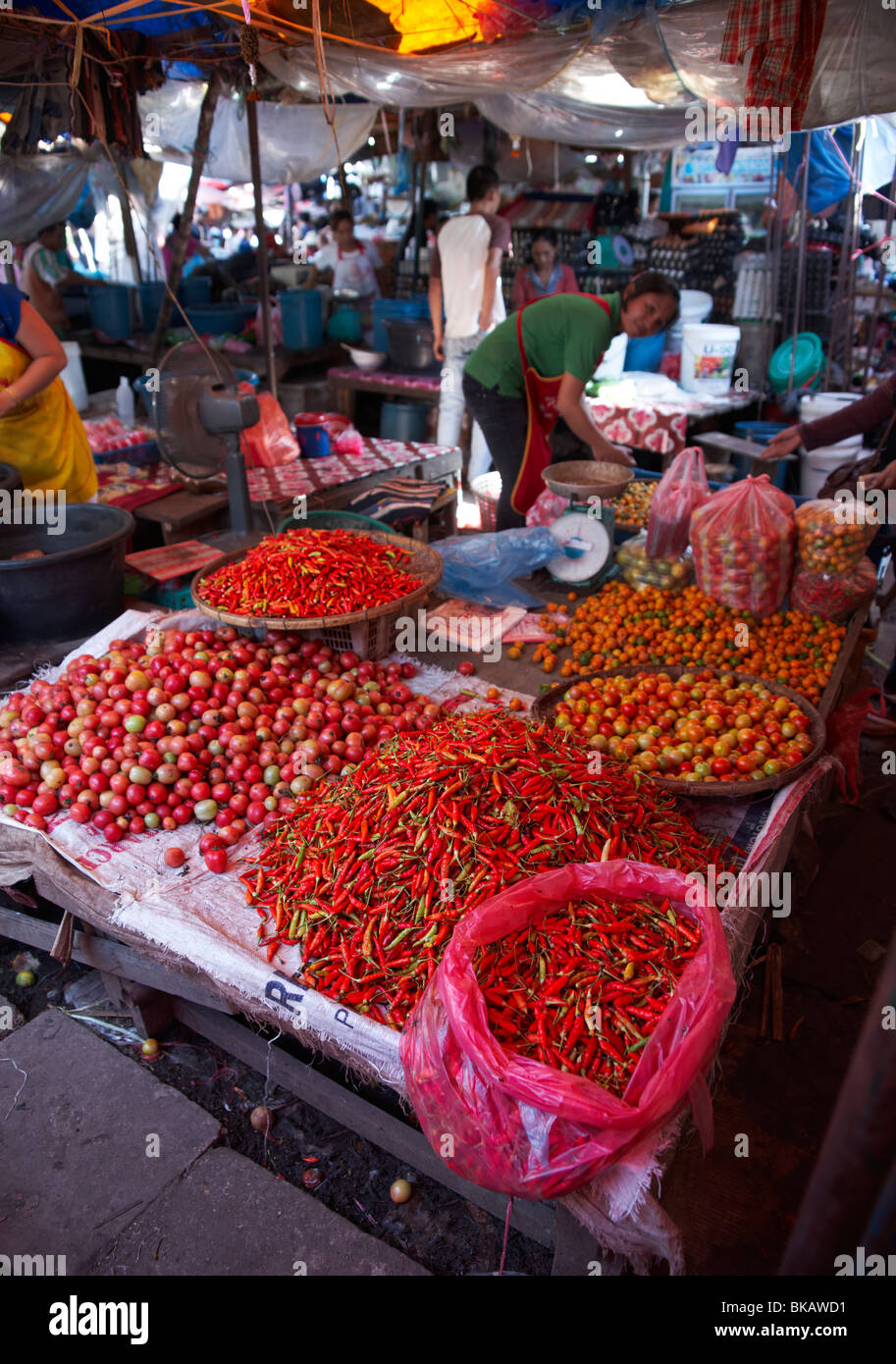 Peperoncini e pomodori per la vendita, il mercato alimentare, Vientiane, Laos Foto Stock