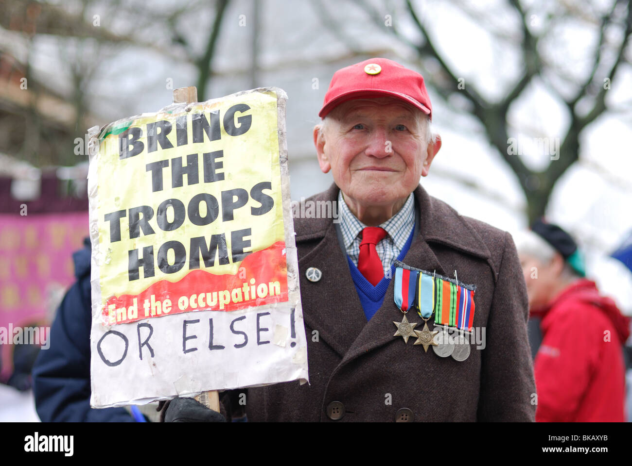 Un veterano dimostra con il UAF contro l'EDL in Bolton esigente le truppe di essere portato a casa. Foto Stock