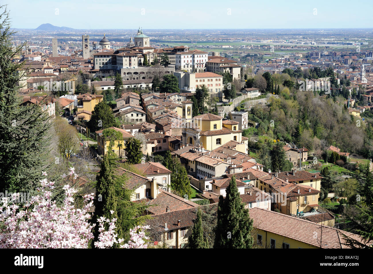 Bergamo Città Alta, Lombardia, Italia, da via San Vigilio in un assolato pomeriggio di primavera. Foto Stock