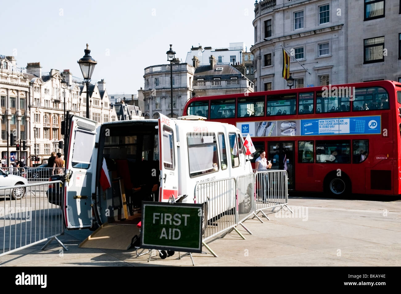 San Giovanni ambulanza vestito con bandiere polacche fornendo soccorso a persone folle si radunarono a Trafalgar Square, London, Regno Unito e Unione europea Foto Stock