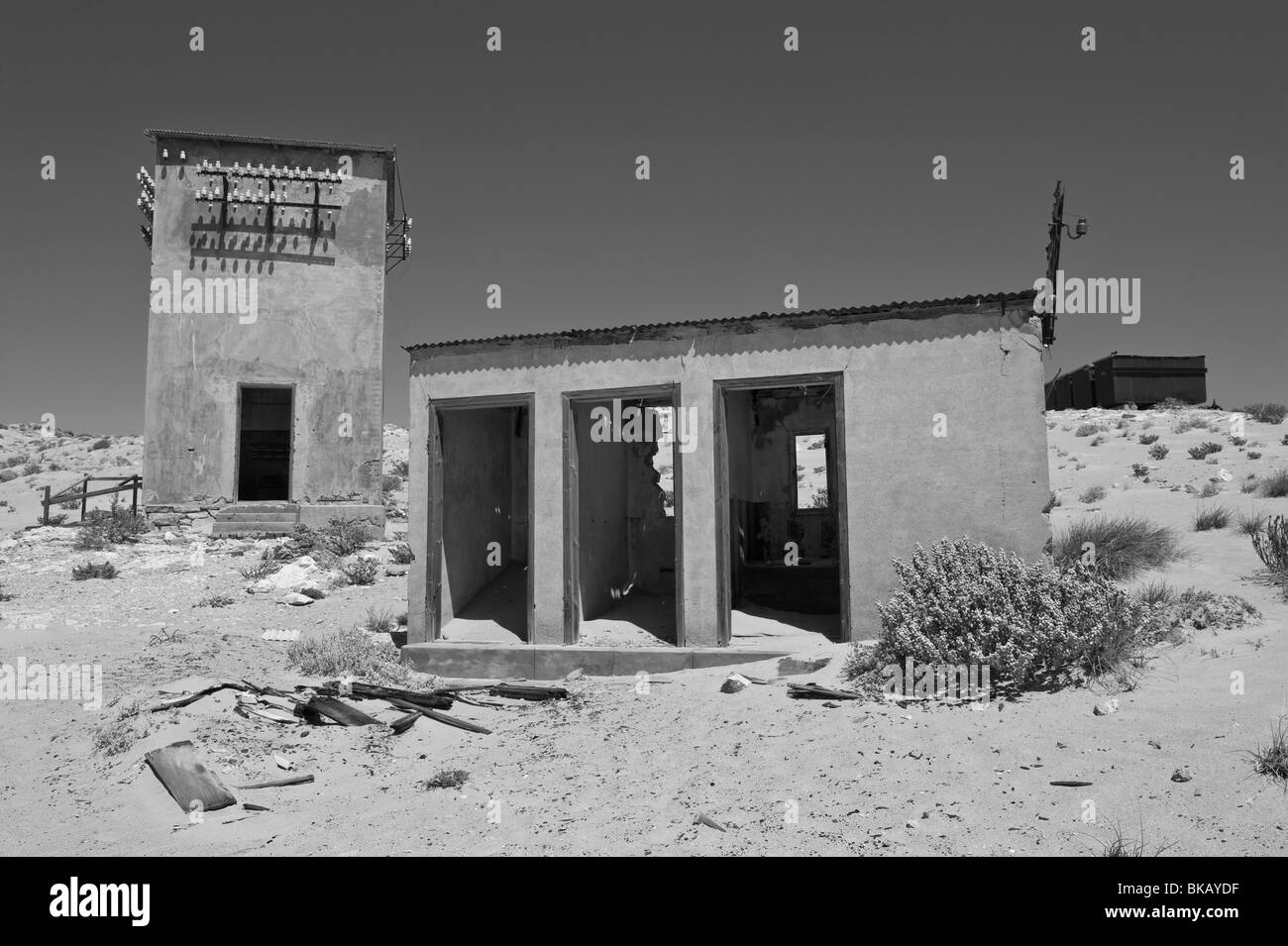 Derelitti blocco servizi igienici, telefono per la comunicazione e lo scambio di Torre di Kolmanskop città fantasma vicino a Luderitz, Namibia Foto Stock