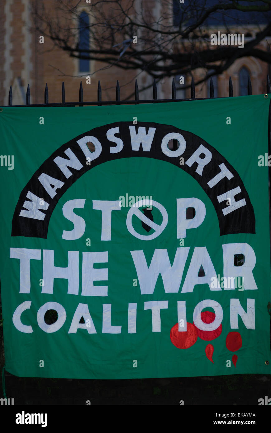 Wandsworth a fermare la guerra banner di coalizione al di fuori dalla chiesa di San Paolo a Hammersmith dove David Miliband è stato parlando Foto Stock