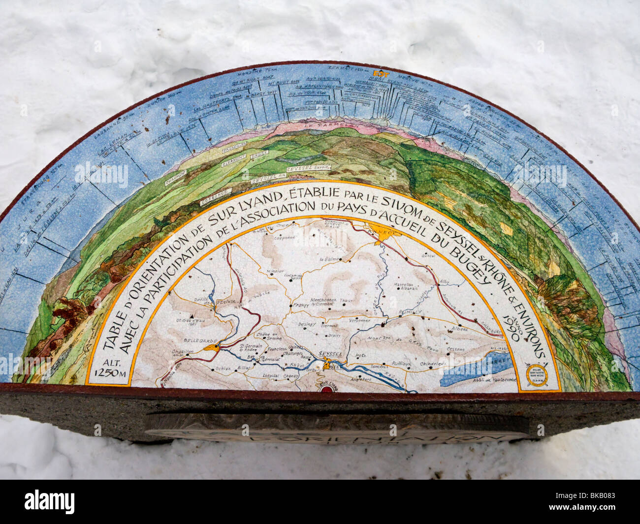 Turistico / sci orizzonte informazioni mappa / tavolo / display in francese Alpine resort: Plateau de Sur Lyand. Ain dipartimento di Francia. Foto Stock
