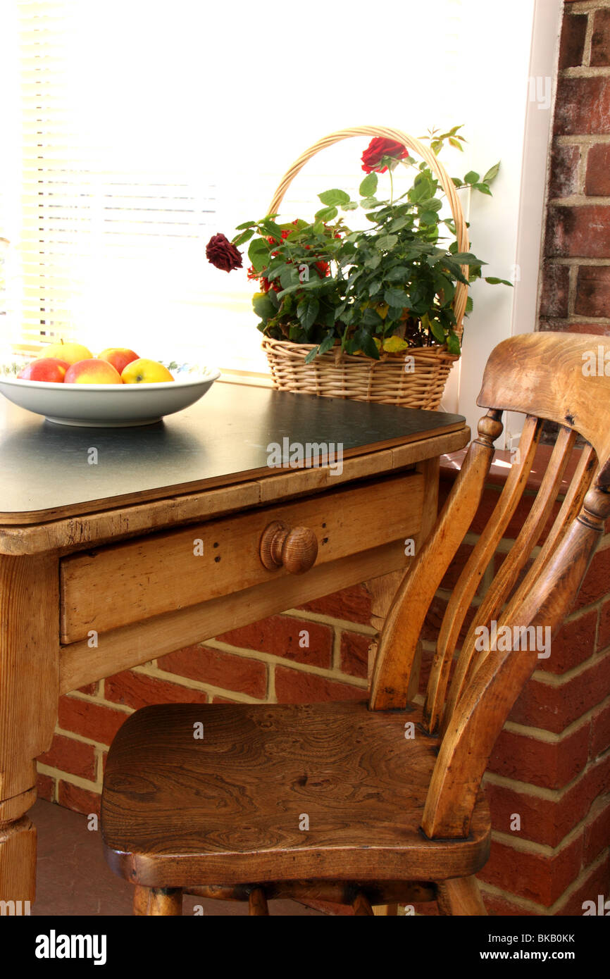 Tavolo da cucina e sedie con coppa di frutta Foto Stock