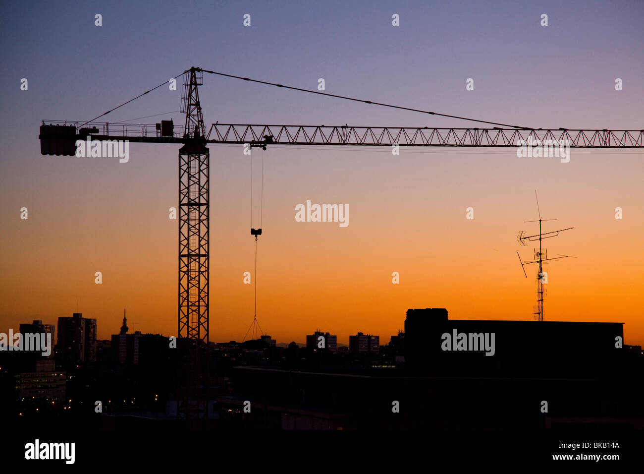 Silhouette di gru su un sunshine. Il paesaggio urbano di Madrid in Spagna Foto Stock