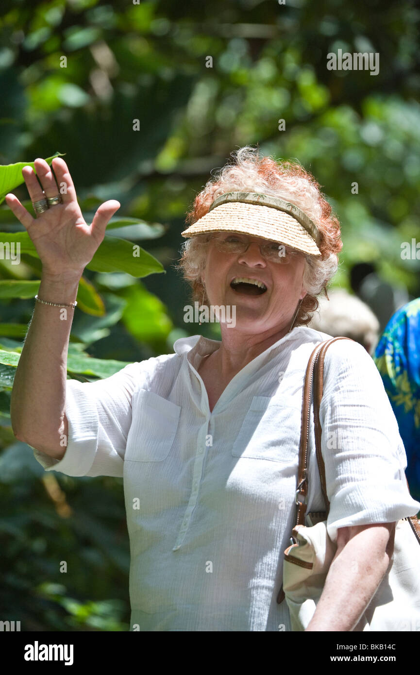 Donna americana in vacanza diamante Giardini Botanici di Soufriere Saint Lucia Windward Islands West Indies Caraibi America Centrale Foto Stock