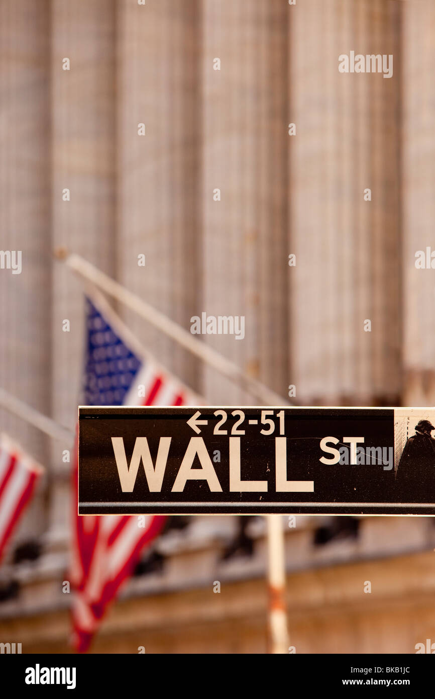 Wall Street firmare al di fuori del New York Stock Exchange building in Lower Manhattan, New York City USA Foto Stock