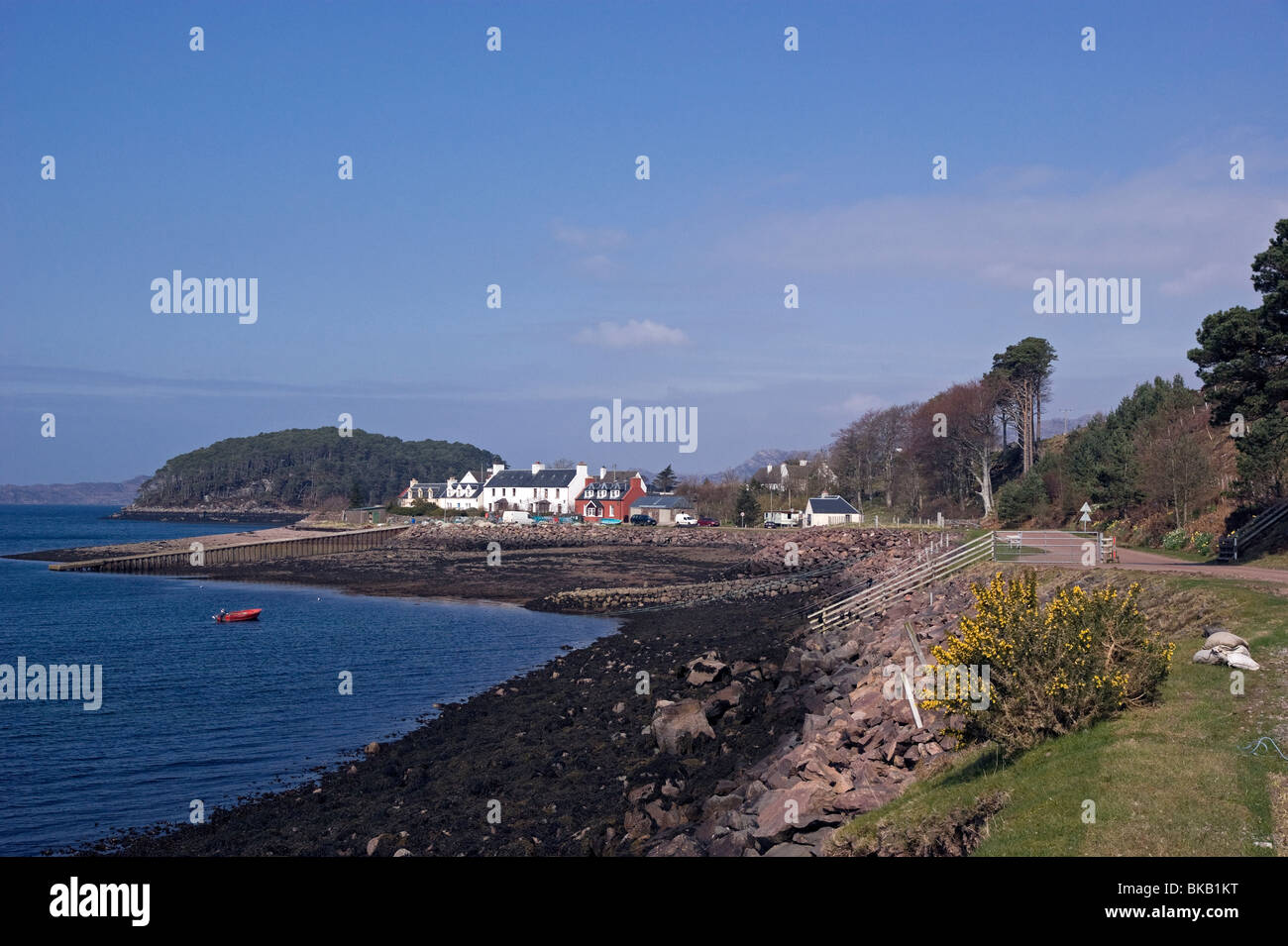 Il piccolo villaggio di Shieldaig situato a Loch Shieldaig appena a sud di Loch Torridon nelle Highlands occidentali della Scozia Foto Stock