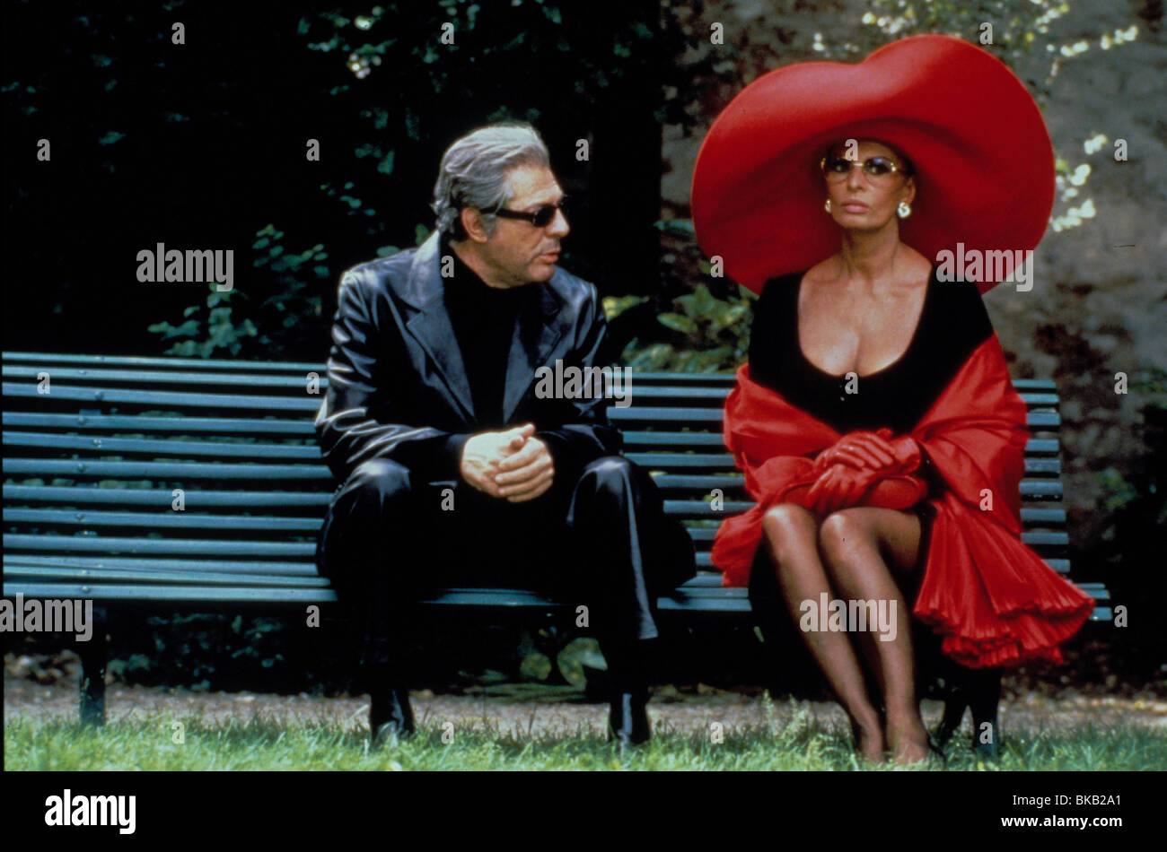 PRET A PORTER (1994) pronto per usura (ALT) MARCELLO MASTROIANNI, SOPHIA LOREN PRET 096 Foto Stock