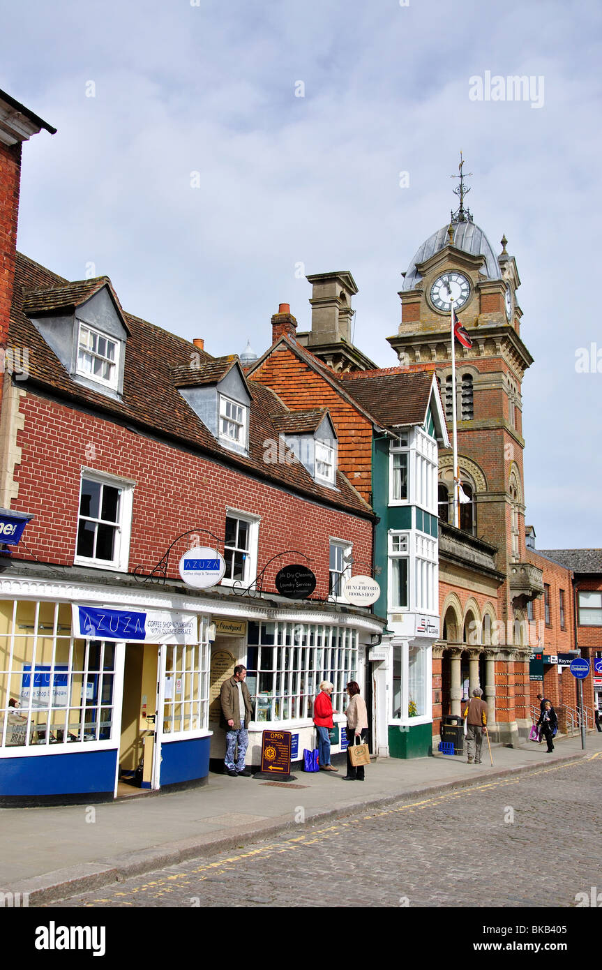Torre dell'orologio del Municipio, High Street, Hungerford, Berkshire, Inghilterra, Regno Unito Foto Stock