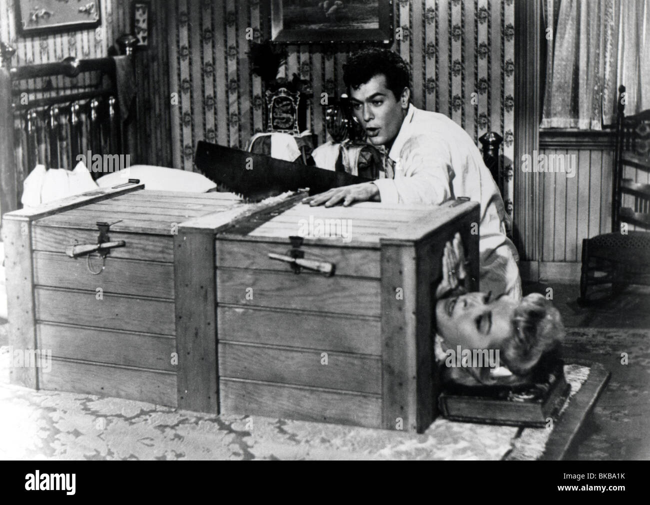 HOUDINI (1953) Tony Curtis, Janet Leigh segare la donna a metà HOUD 002P L Foto Stock