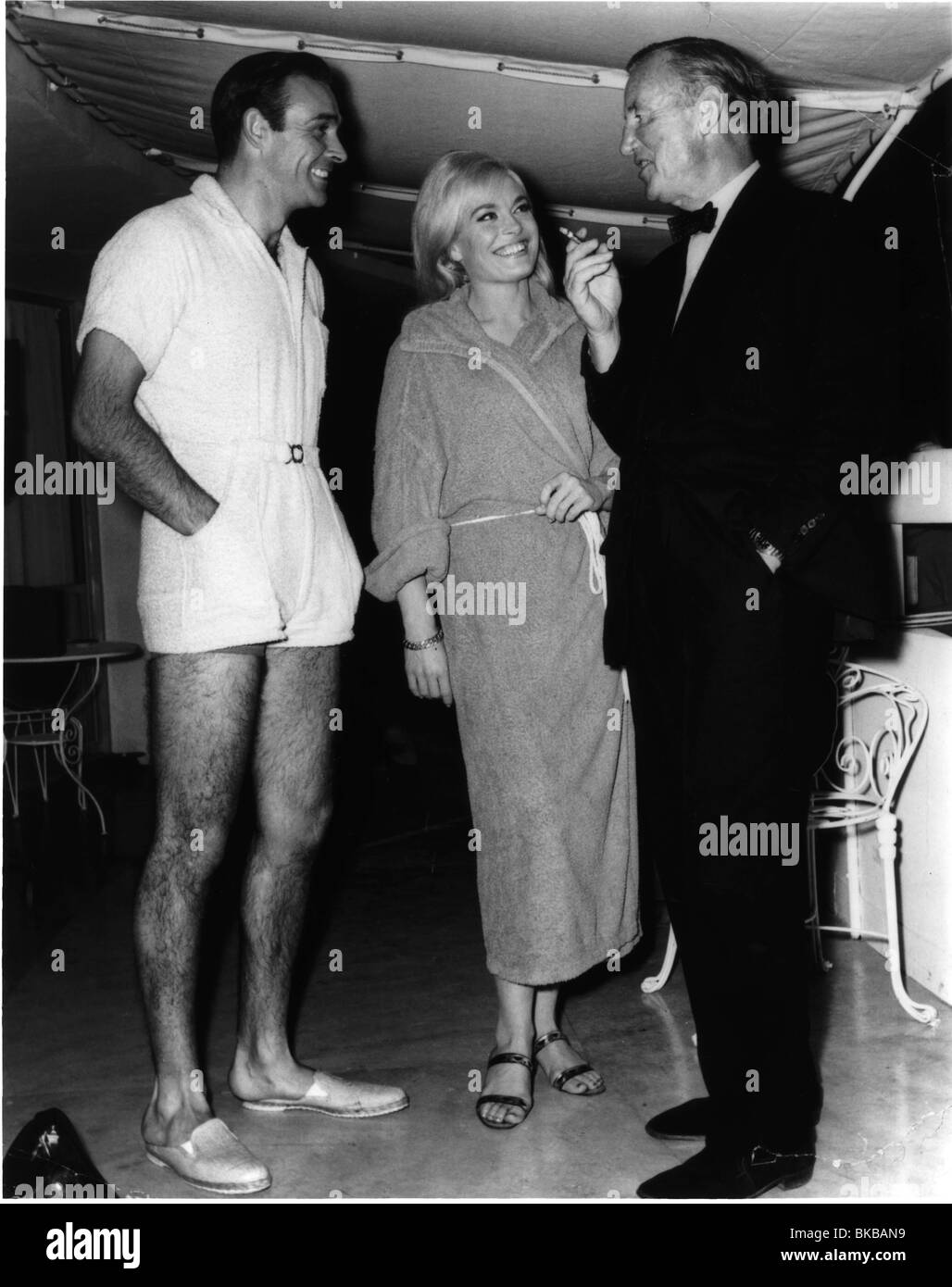 IAN FLEMING (WRI) RITRATTO O/S 'GOLDFINGER' (1964) Sean Connery,SHIRLEY EATON FLEM 001P Foto Stock