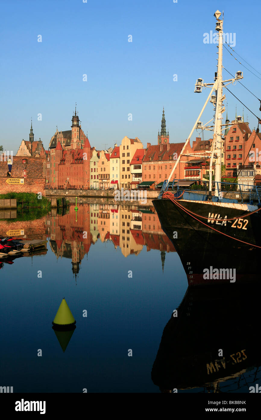 Vista panoramica del lungomare lungo il fiume Motlawa dalla marina in Gdansk, Polonia Foto Stock