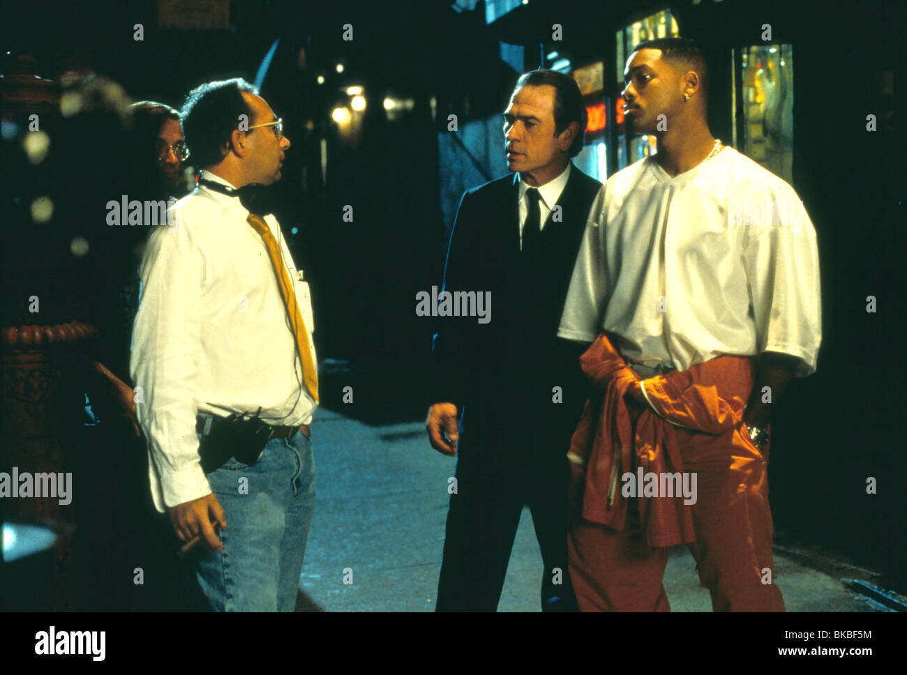 BARRY SONNENFELD (DIR) O/S 'Men In Black' (1997) con Tommy Lee Jones, Will Smith BSNN 001 Foto Stock