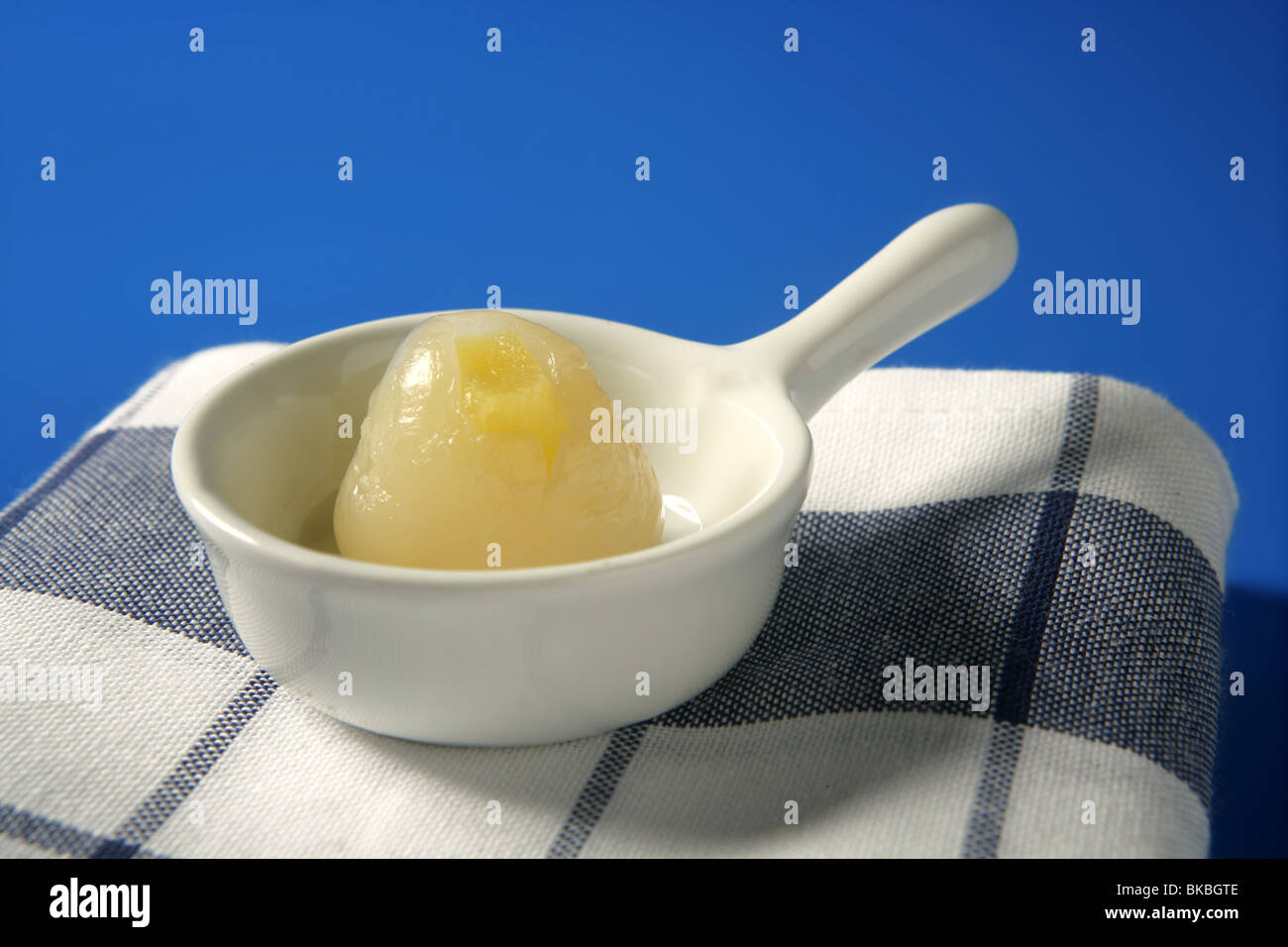 Rambutan, litchi con ananas all'interno di dessert, oltre il blu Foto Stock