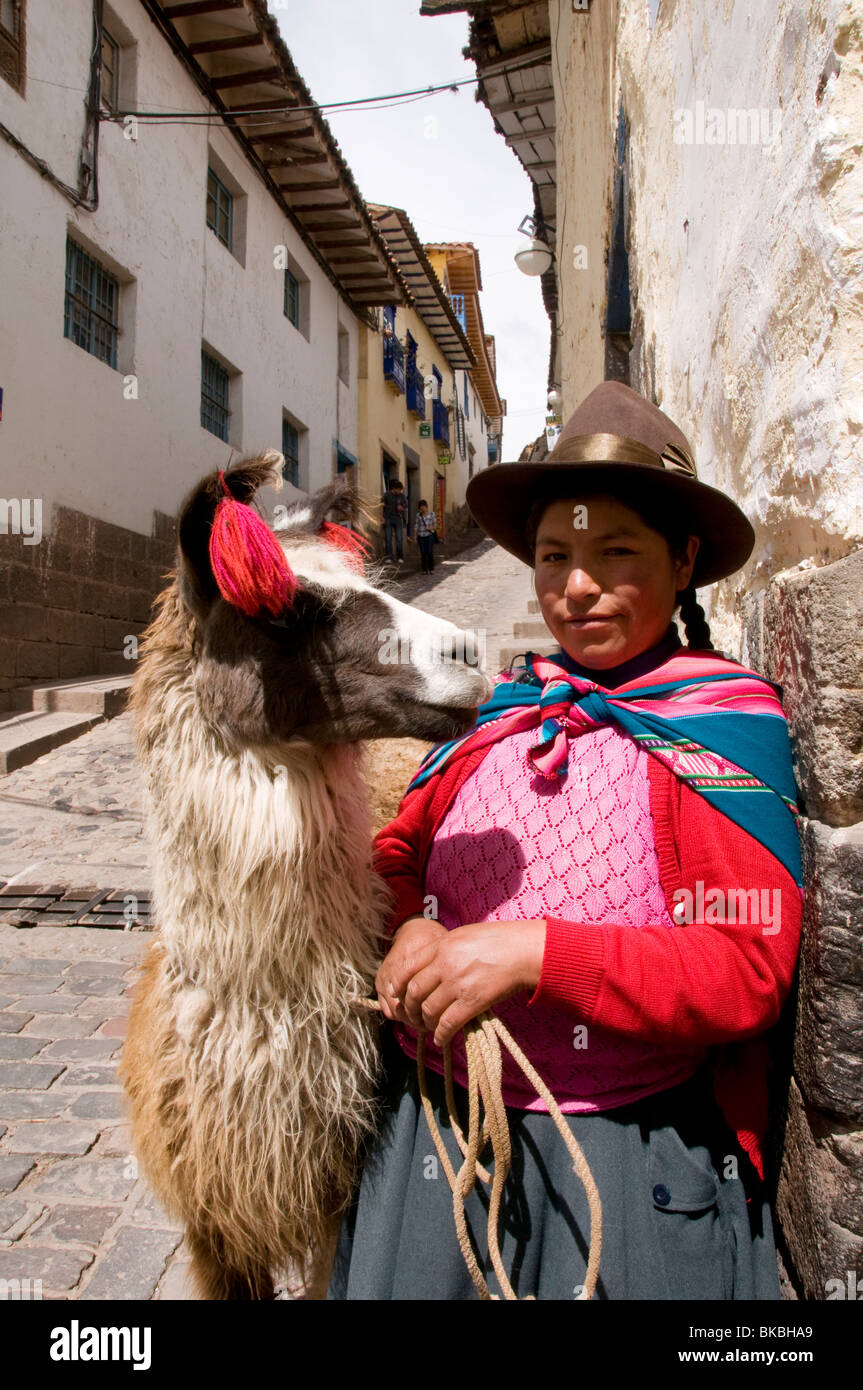 Donna in abiti tradizionali con lama, Cuzco, Perù Foto Stock