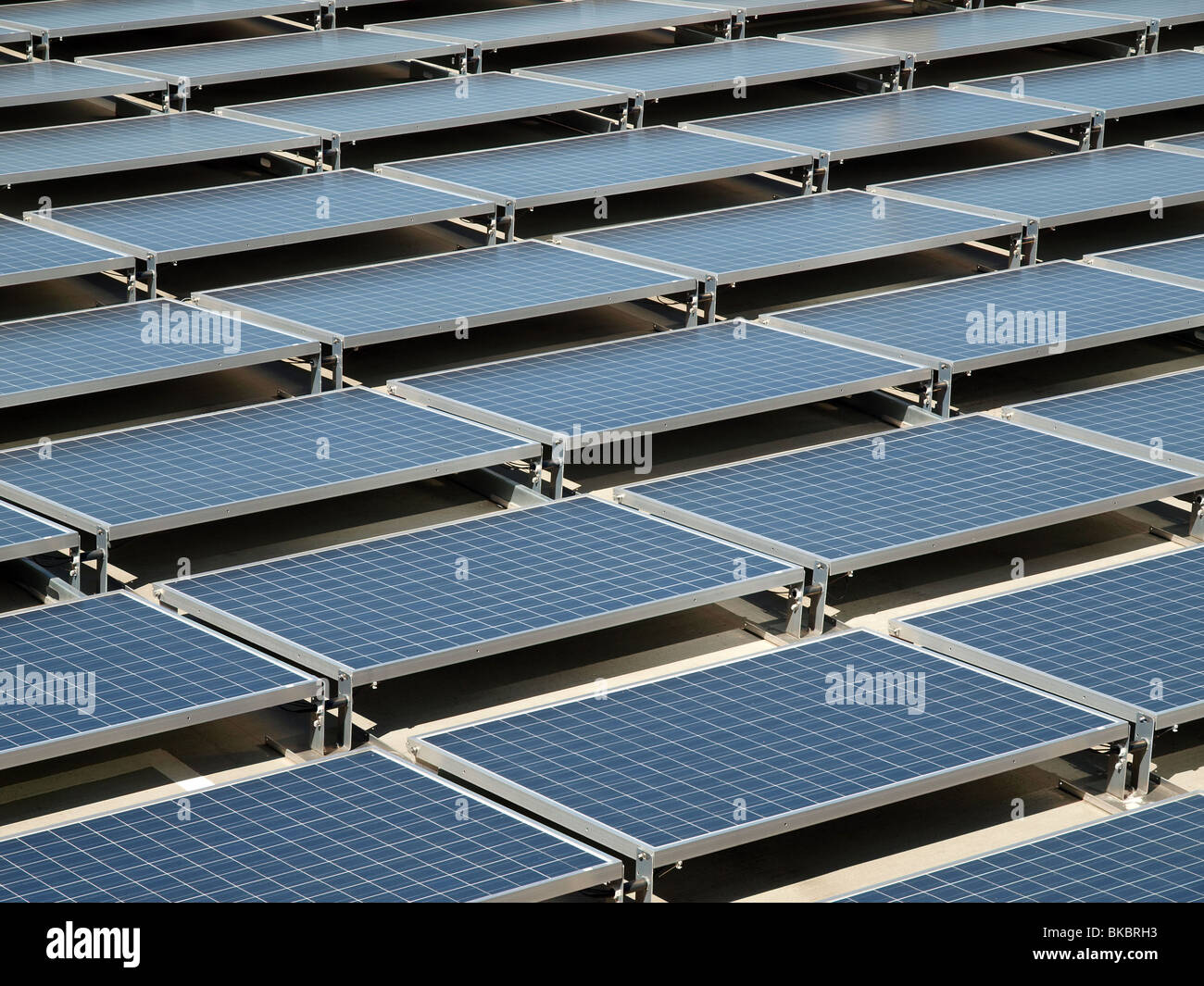 Shiny, nuovi pannelli solari su un tetto in calcestruzzo. Foto Stock