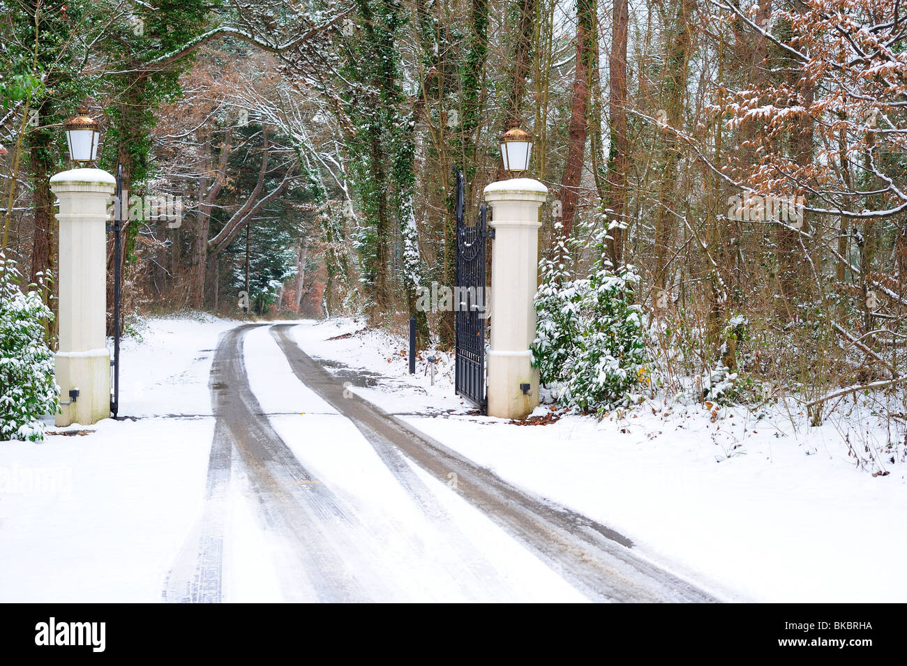 Un gateway su una strada innevata Foto Stock