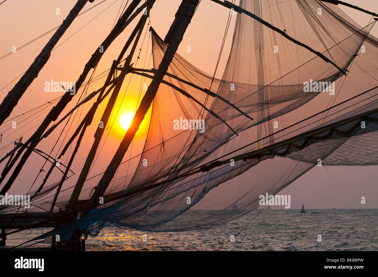 Cinese di reti da pesca al tramonto, Fort Cochin, Kerala, India Foto Stock