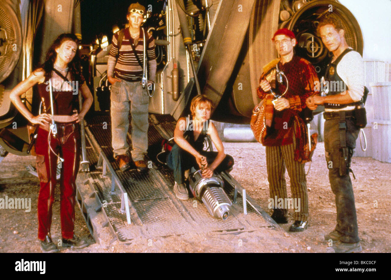 PITCH BLACK (2000) CLAUDIA BLACK, RHIANA GRIFFITH, RADHA MITCHELL, Lewis Fitz Gerald, Cole Hauser PITC 002 Foto Stock