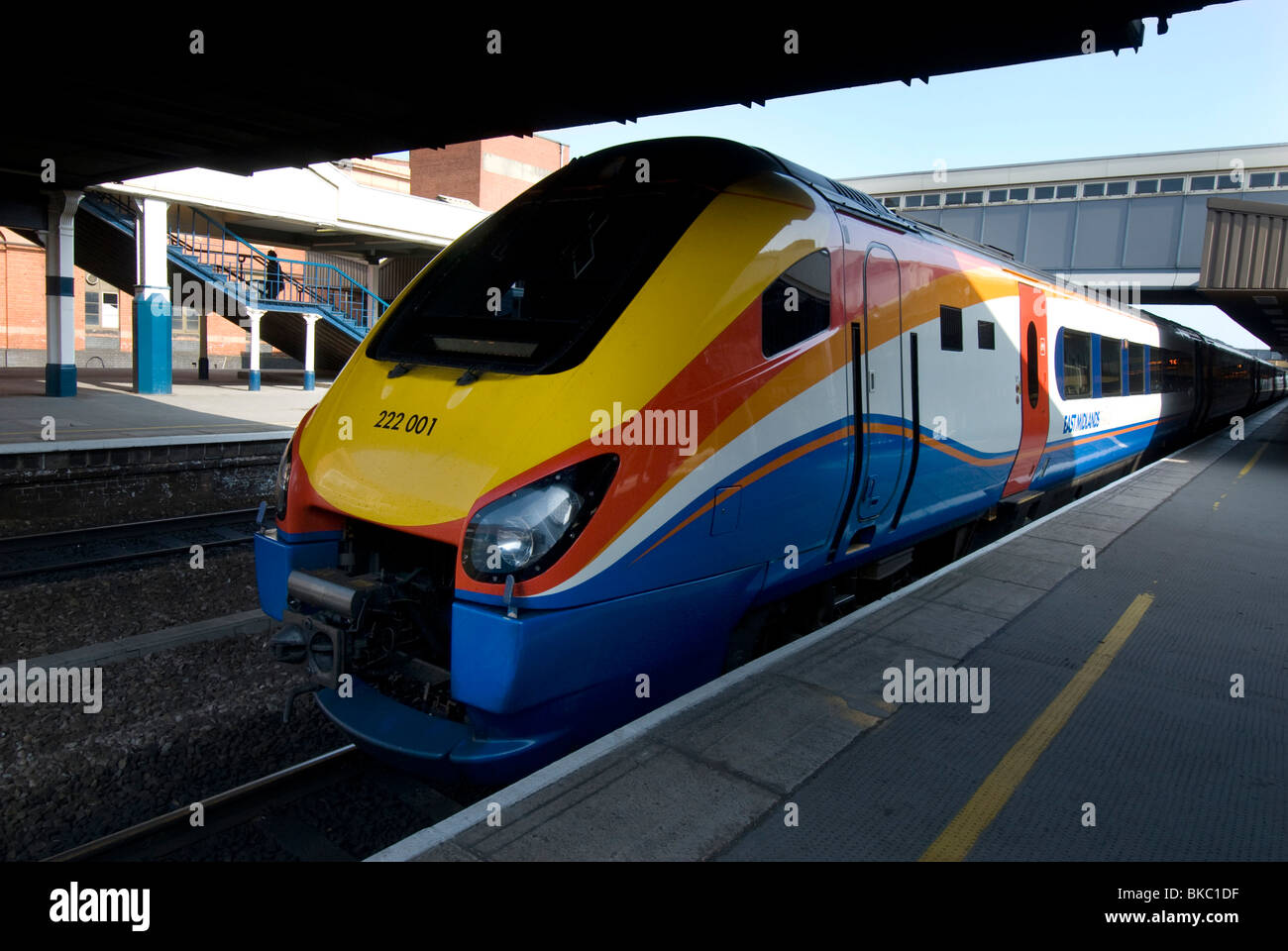 Un East Midlands Classe 222 treno diesel nel 2010 livrea di colore giallo, arancione, bianco e blu. Foto Stock