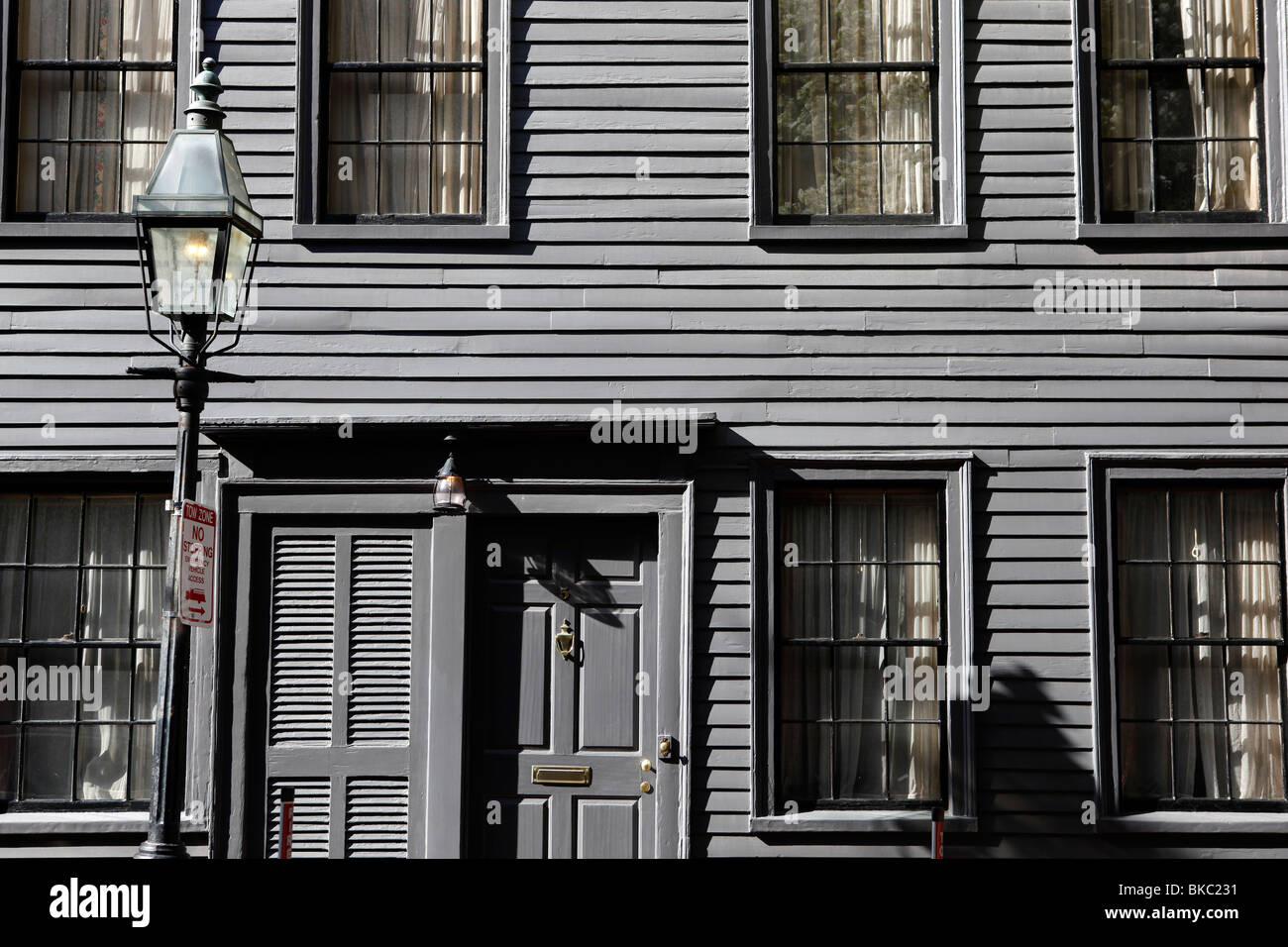 Infissi in legno schierandosi su una casa sulla strada Pinckney, Beacon Hill, Boston, Massachusetts Foto Stock