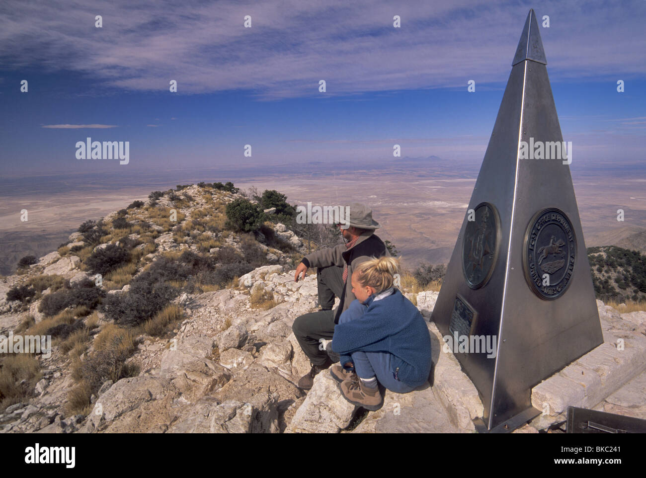 Vista del bacino di sale da Guadalupe peak, escursionisti, padre e figlia di marker, Parco Nazionale delle Montagne Guadalupe, Texas, Stati Uniti d'America Foto Stock