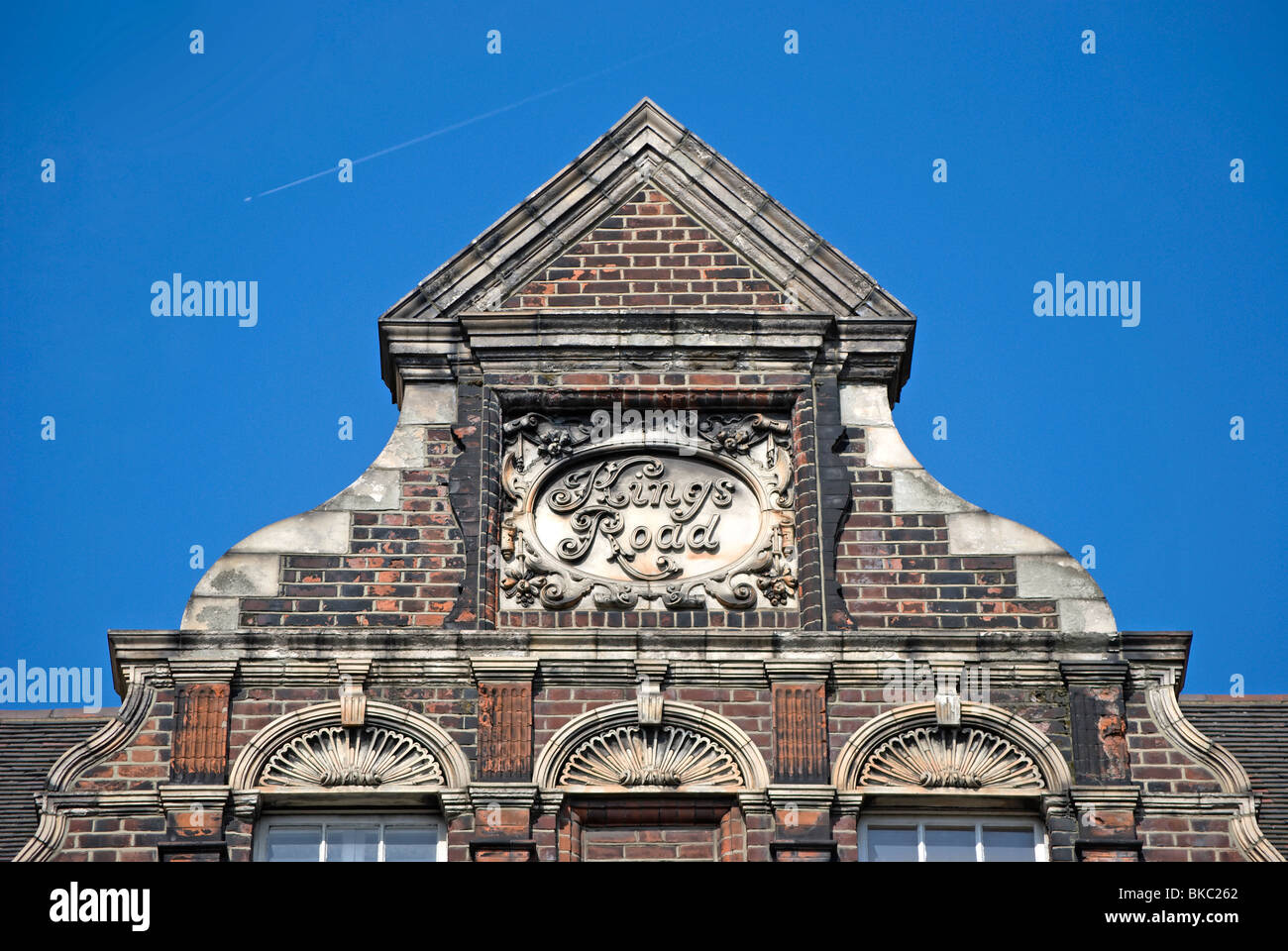 Le caratteristiche architettoniche nella parte superiore di un 1880 l edificio su King's road, a Chelsea, Londra, Inghilterra Foto Stock
