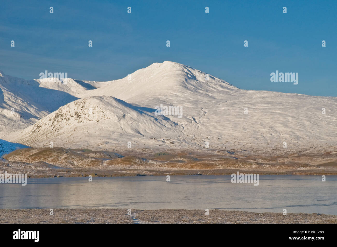 Lochan Na H Achlaise Glencoe Highland con monte Nero in inverno con la neve Foto Stock