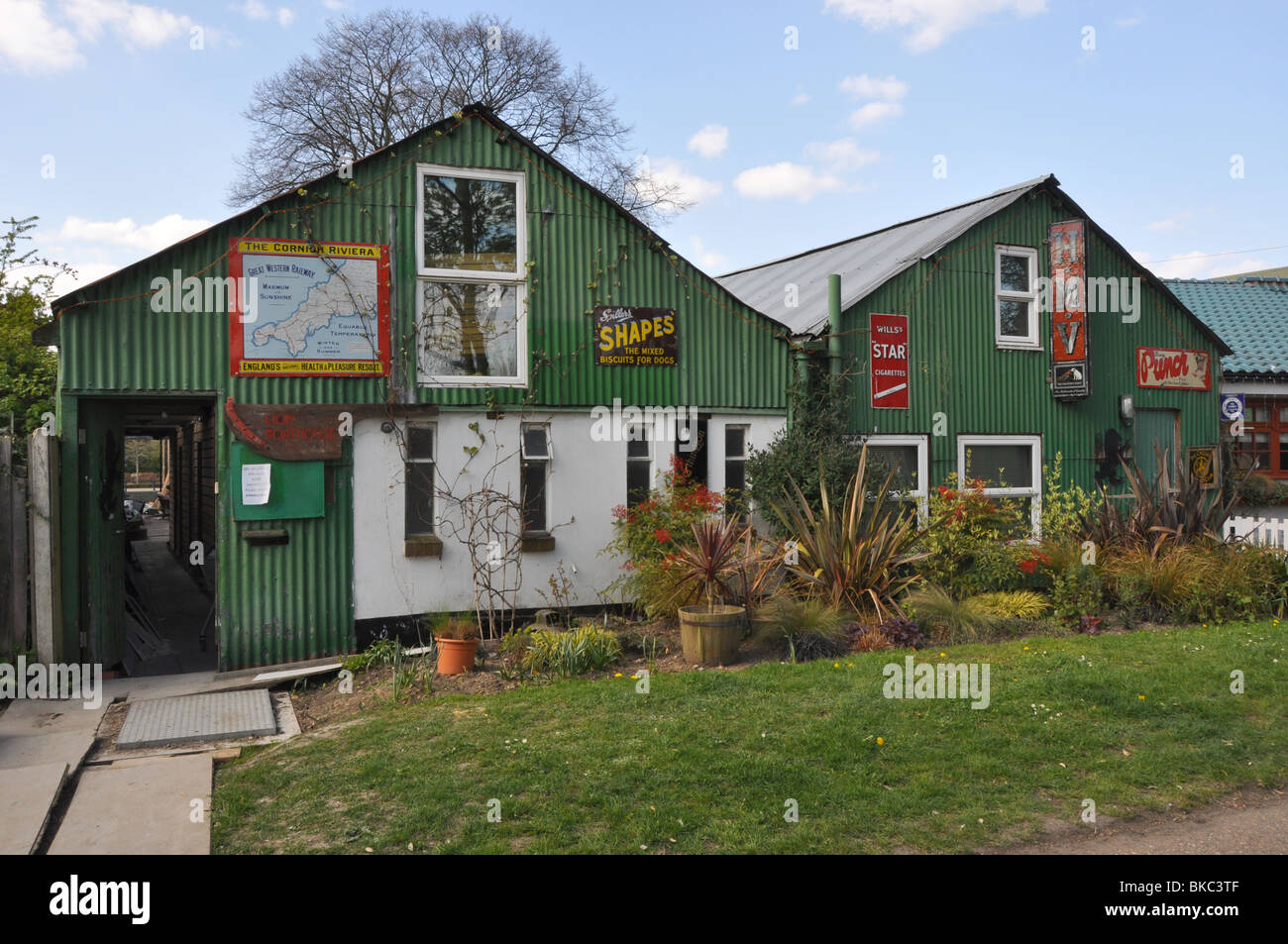 Torta di anguilla isola edificio Bsiness Twickenham London Inghilterra England Foto Stock