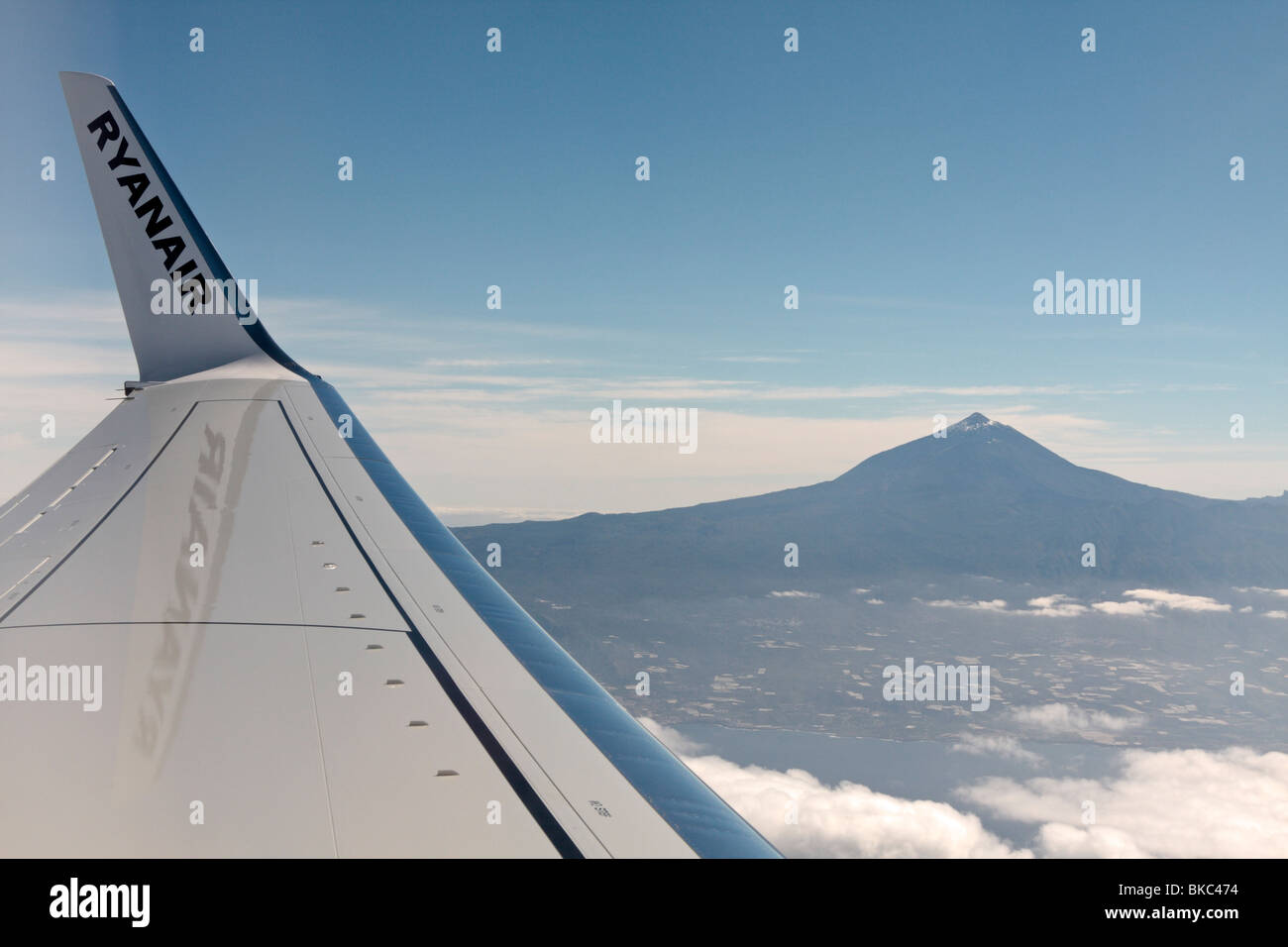 L'ala di un Ryanair Boeing 737-800 visto di fronte il monte Teide per il suo approccio a Tenerife nelle Isole Canarie Spagna Foto Stock
