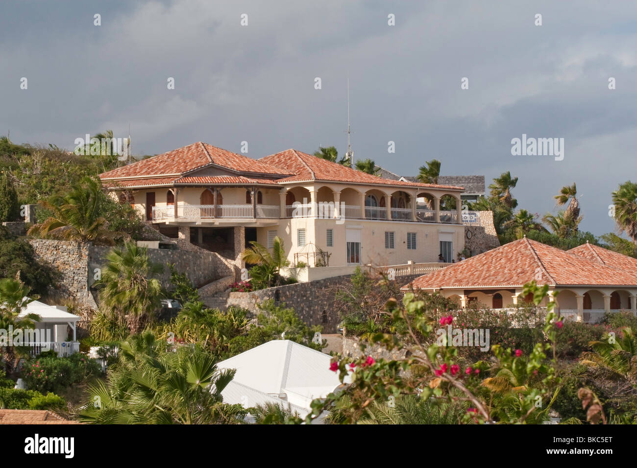 Le case signorili che si affaccia Orient Bay sull'isola di Saint Martin nelle Antille Foto Stock