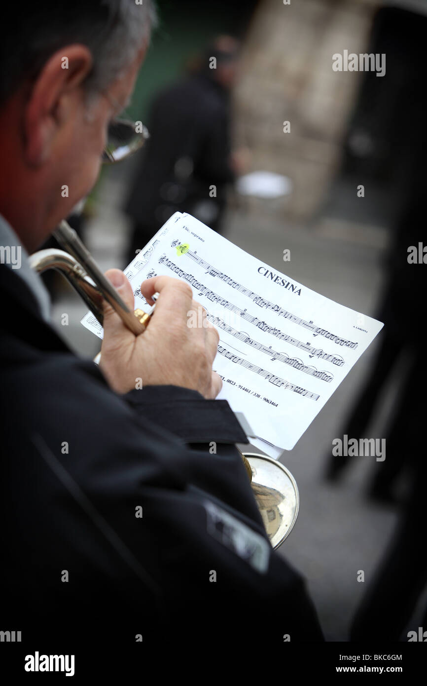 Una riproduzione di musican Cinesina prima di cominciare la Domenica di Pasqua processione in Sulmona, Abruzzo, Italia Foto Stock