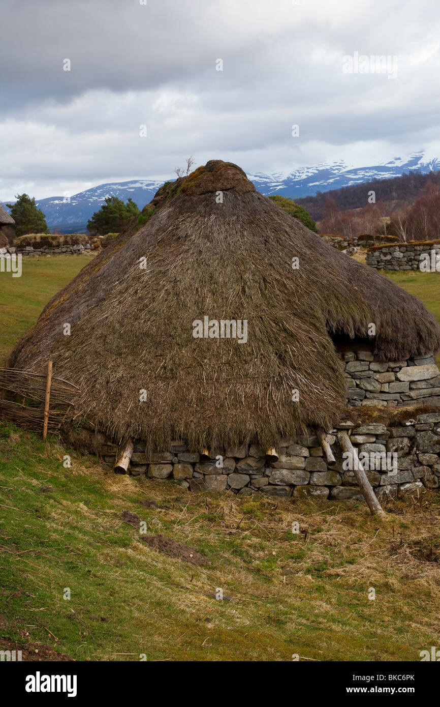 Antica rurale con tetto di paglia di rotonda. circolare vecchia casa, Baile fisarmonica Gean (Township) Highland Folk Museum, Visitatore attrazione, Newtonmore, Speyside, Scotland, Regno Unito Foto Stock